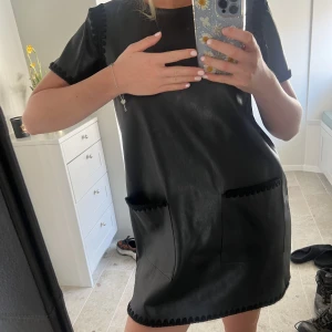 Skinnklänning med virkdetaljer - Cool skinnklänning med virkdetaljer från Zara🖤