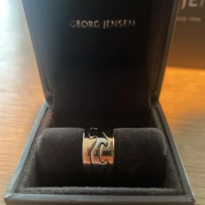 Georg Jensen Fusion ringar - Ett komplett set i Fusion-serien om 3 ringar varav två är i 18 karat gult guld och en i 18 karat vitt guld. Knappt använt, ringarna har även blivit polerade inför försäljning. Alltså toppskick! Storlek 53, storleksguide finns på Georg Jensens hemsida.