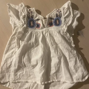 Zara blus  - En fin zara blus!❤️kan byta mot någon annan blus liknade❤️🤩bra stick💋