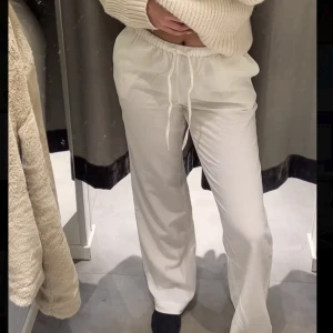 Linnebyxor  - Populära linnebyxor från Bikbok💞 Helt nya med prislappen på! Jättesnygga och passar perfekt till sommaren. Säljer dem pga fel storlek. Köpta för 450kr men säljer för 399kr och pris kan diskuteras💞(Obs inte min bild)