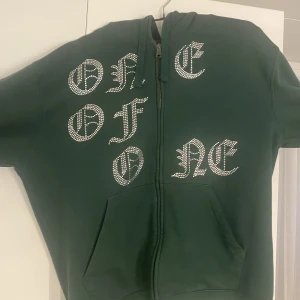 One Of One - En helt ny one of one i toppskick. Alla rhinestone är kvar och ingen fläck finns på tröjan. Köparen står för frakten. Hör av dig vid några frågor. 