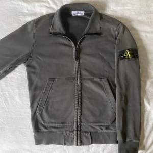 Säljer en ovanlig Stone Island Zipper, i väldigt fint skick! 9/10. Storlek M, grön/grå. Nypris strax över 3600kr. Hör av er vid frågor och funderingar 👊