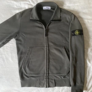 Stone Island Zipper - Säljer en ovanlig Stone Island Zipper, i väldigt fint skick! 9/10. Storlek M, grön/grå. Nypris strax över 3600kr. Hör av er vid frågor och funderingar 👊