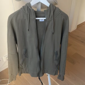 Cp company google zip hoddie green - Bra skick , använd ett par gånger, inga fläckar eller liknade , storlek M , Nypris 2400kr