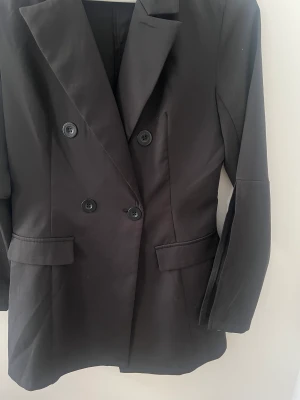 Svart blazer - Ärmarna är med slits 