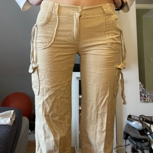 lågmidjade byxor  - super söta ljusa cargo ish liknade lågmidjade byxor med så fickor på bena och bak, älskar de verkligen men är tyvärr för små för mig:(