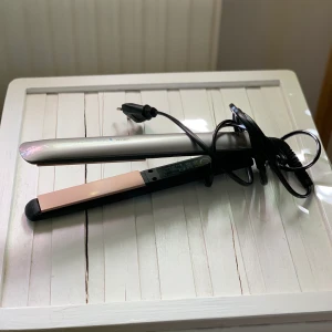 Plattång från Remington, Keratin Therapy - Säljer min använda plattång då jag en använder den längre. Den fungerar precis som den ska samt rengjord