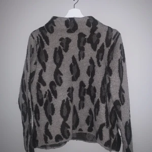 Stickad tröja - Stickad tröja med fint mönster❤️ fint skick! 