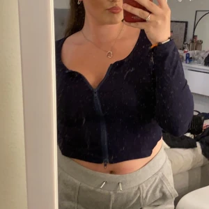 Topp - Säljer min blåa topp. Använd ett fåtal gånger men är i ett fint skick. Fler bilder kan skickas vid intresse ❤️