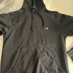 Hov1 hoodie ”kärleksbrev” - Äkta hov1 hoodie med motivet kärleksbrev. Köptes för några år sedan ny. Hoodien är använd men i relativt fint skick. Några defekter finns men inget man tänker på! Storlek S 400 kr eller bud med rätt att neka. Köpare står för frakt.