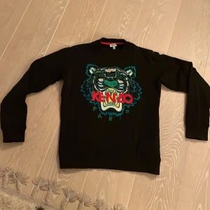 Kenzo tröja - Tjena! Säljer nu denna nästan helt oanvända kenzo tröja. Tröjan är för liten för mig och inte min stil så därför säljer jag den. Pris kan absolut diskuteras! Hör av er vid frågor. 