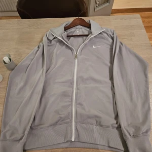Nike Vintage Zip - säljer nu min asfeta Nike vintage zip. Skick: 8/10. Tröjan är köpt I london för 750kr. Har försökt hitta tröjan online sen dess men den går verkligen inte att få tag på. Sitter som en large brukar sitta, relaxed fit på mig som är runt 188. 