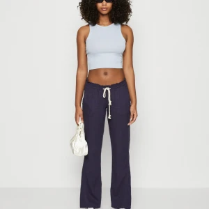 Linnebyxor Roxy  - Säljer dessa slutsålda blåa linnebyxor från Roxy då de inte kommer till användning. Köpte förra sommaren men har inte kommit till användning. Kom privat för egna bilder. Nypris 599 kr, lägg ett bud om ni är intresserade, köpa direkt kom privat