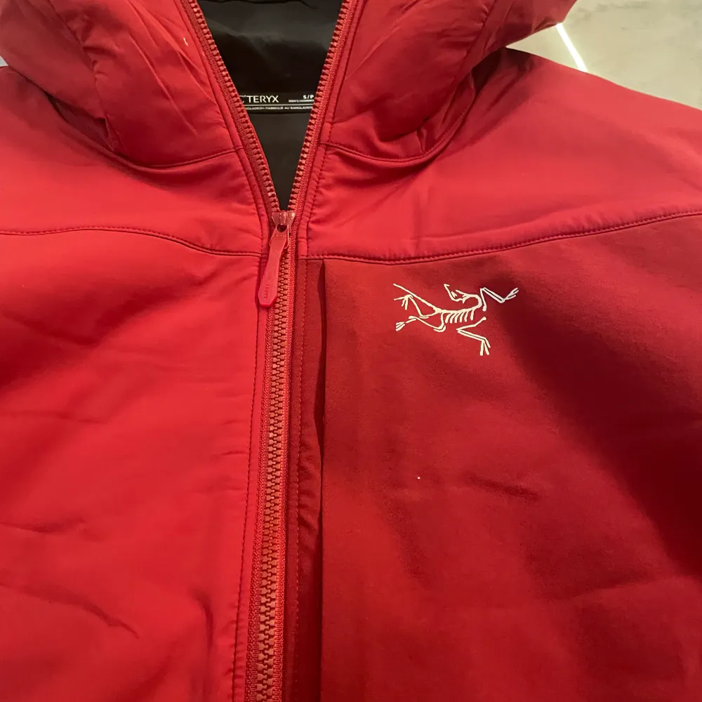 Brand new Arcteryx proton in mens size Small but it can fit a medium too:). Jackor.