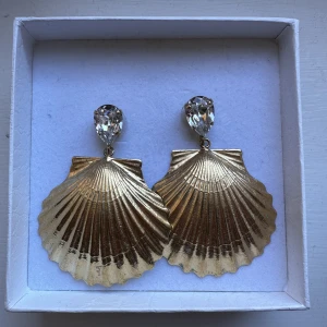 Caroline Svedbom örhängen - Knappt använd. Köparen står för frakten.