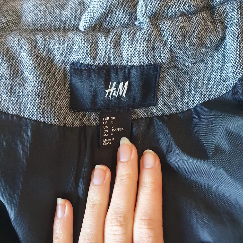 Supersnygg grå vinterjacka från H&M med hög krage som värmer gott i vinterkylan. Använd 1/2 säsong, yttermaterialet är 50% återvunnen ull :). Jackor.