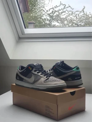 Nike SB Dunks VX1000 - Säljer då dem är för små. Svåra att få tag på och kostar mycket online, jag säljer billigare då dem inte är nyskick  Skick: Använda men i gott skick (kolla bilderna) Storlek: 42.5/9 Medföljer: Låda, kvitto och extra snören  Kan skicka fler bilder :)