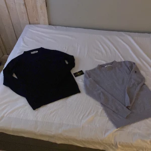 STONE ISLAND  - 2 stycken stone island tröjor för endast  1600 kr tillsammans . En svart och en gråa. Man får endast 1 märke men kan ta bort de och byta efter vilken tröja man vill använda. Knappt använda, som helt nya.  