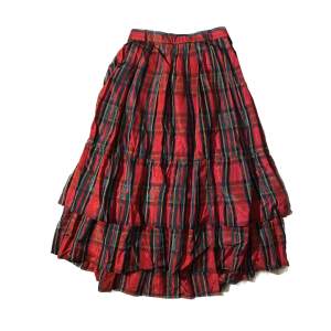 Så cool tartan maxi kjol som är perfekt nu till våren! Den sitter lågmidjat på mig som har storlek 36-38 och går ner till fotlederna (jag är 160). Frakten står du för, DM:a vid intresse och priset går alltid att diskutera!