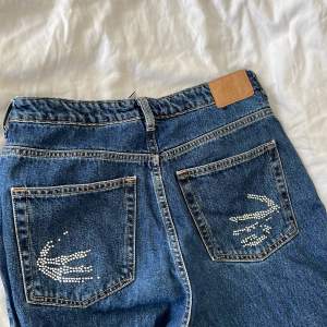 Mörkblå jeans från weekday som jag pimpat med lite strass!! Dock tappat lite men ser ändå coolt ut😌 Modell Rowe extra high waist, storlek 31/32