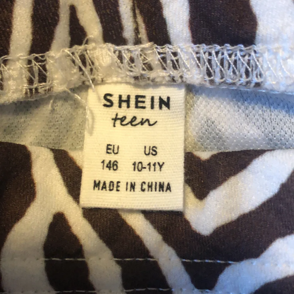  hej detta är ett par zebra mönstrade byxor från shein (gjort i kina). 100kr med frakten i kostnaden. De är vita byxor med brunt zebra mönster. 📦🚚✨      📦🚚✨. Jeans & Byxor.
