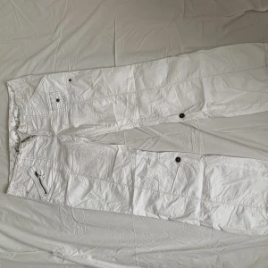 Cargo byxor vita med detaljer  - Vita cargo byxor med massa detaljer från Esprit 