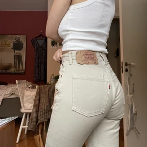 LEVIS 501 - Se hit!!! Levis 501 i fantastiskt skick. I najs krämvit ton å sitter som en smäck om du har 34 ev 36! Linnet får du med gratis! 300 kr!:)