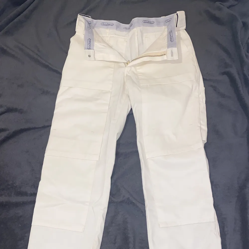 Kräm vita snickar byxor i storlek M, som referens är jag 165cm.. Jeans & Byxor.