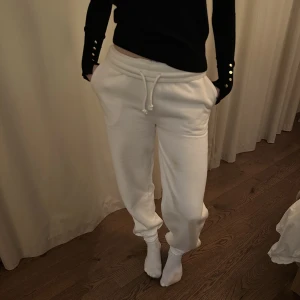 Vita mjukisbyxor - Säljer dessa vita mjukisbyxor från Bikbok i stolek XS. Aldrig använda och har därför kvar prislappen. Ordinarie pris: 299kr (men nu har priset höjs till 399 på Bikbok) mitt pris 99kr💕💕