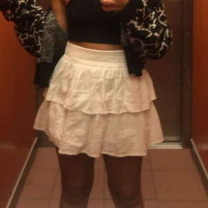 Kjol - Köpt på barnavdelningen men passar xs/s 🤍 blommigt mönster men de syns lite dåligt 