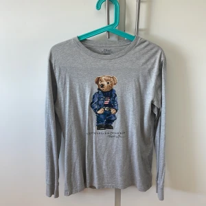 Ralph lauren Long sleeve  - En polo bear grå Long sleeve tröja. Storlek 14-16 (L), passar som en xs/s