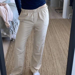 Kostymbyxor Design by si - Beiga kostymbyxor från Design By Si. Storlek M men passar även S. Köparen står för frakten. 💕🙌🏼