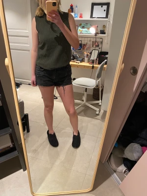 Jeansshorts  - Säljer dessa svarta jeansshorts med slitningar från zara i storlek 36. Fint skick.