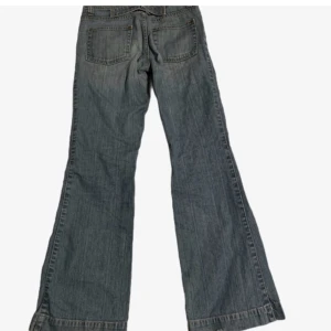Lågmidjade jeans! - Jätte fina lågmidjade jeans! Passar mig bra i längden som är 170cm❤️ Lite slitna längst ner vid foten. Alla bilder är lånade!!!
