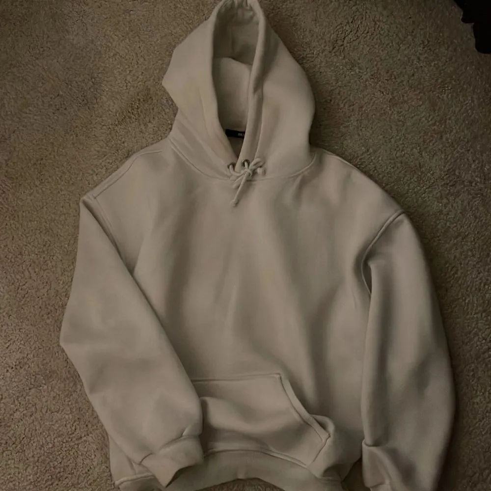Så fin hoodie från BikBok endast använd 3 gånger. Säljer för jag aldrig använder❤️‍🔥❤️‍🔥lånade bilder, köpare står för frakt. Hoodies.