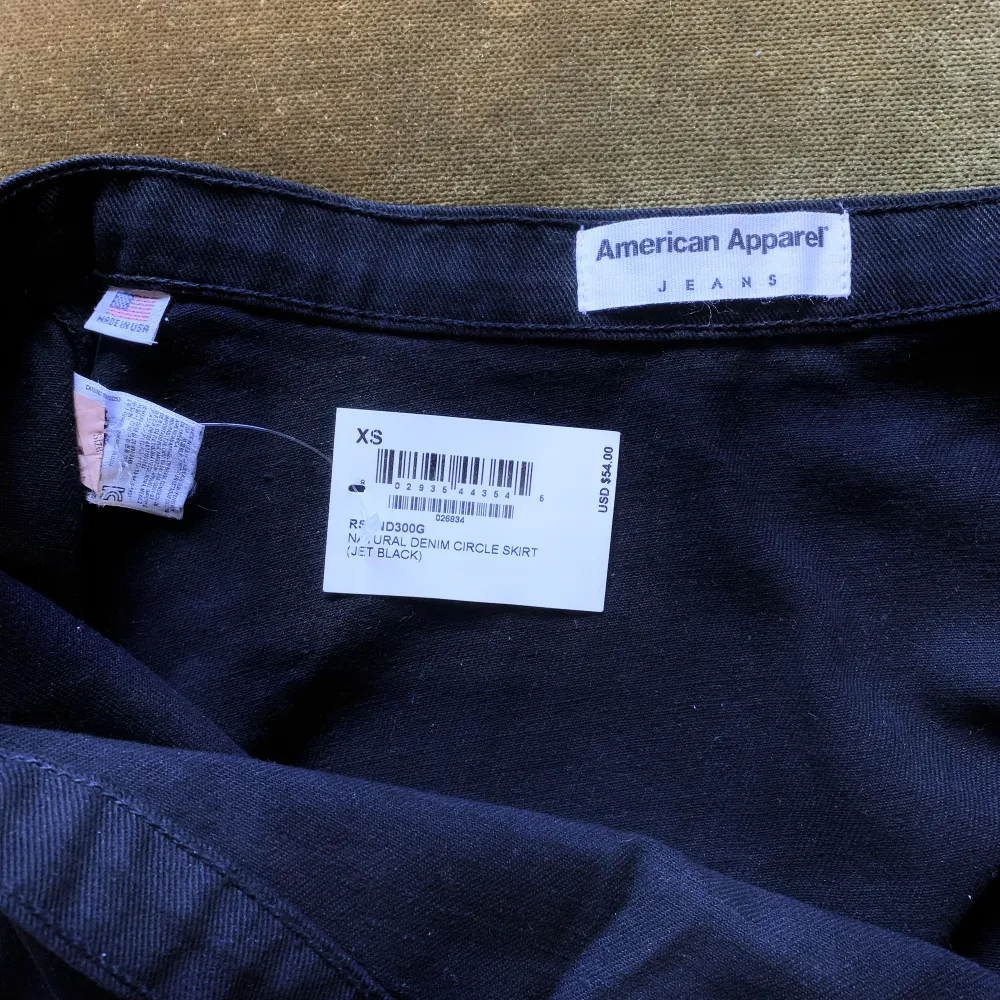 Ikoniska jeanskjolen från American Apparel, köpt på butik på Melrose Ave. i LA när de fortfarande fanns💎✨riktig gem och dessutom i nyskick - prislappen är kvar🖤 originalpris: 54 USD (💸Rabatt & samfrakt vid köp av flera varor). Kjolar.