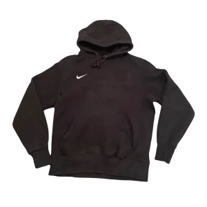 Nike hoodie - Nike hoodie, ser ut att ha våra några märken som är borttagna vilket lämnat solblekta märken. Men det är verkligen inget som syns tydligt i verkligen🙏🏼🙏🏼