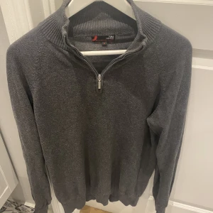 Half zip - Säljer nu min as feta half zip ifrån dressman. Skicket är 10/10 och har knappt använts sen jag köpte den. Nypris på en den här är 500.  Kom privat för mer bilder. Pris kan diskuteras vid snabb affär.