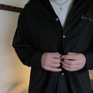 Versace  Ribbad skjorta Storlek XL  Modell 195cm Skriv dm för frågor och bilder