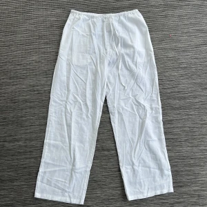 Vita linnebyxor  - Säljer ett par snygga linnebyxor från ASOS. Byxorna är knappt använda då dem var för små. Dem är unisex. Storlek M. Hör av dig om du är intresserad eller har frågor🌟