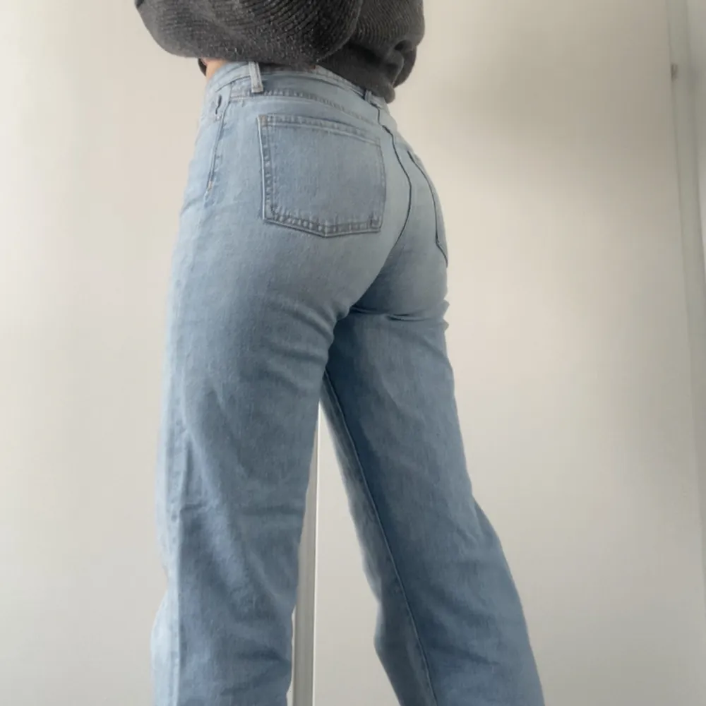 Säljer ett par  jeans som jag inte använt på länge! Pyttelite slitna längst ner men inget man tänker på🫶. Jeans & Byxor.