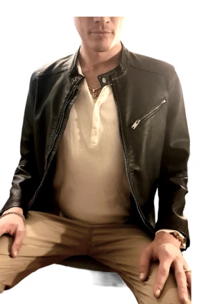 Svart skinnjacka  - Aldrig använd. Passar dig som har storlek M och normallånga armar 😀 Inte riktigt skinn, men veganläder.