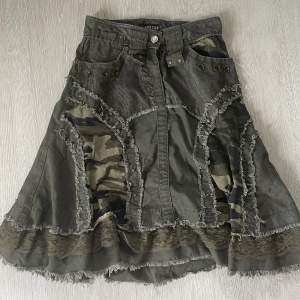 Coolaste kjolen från vintage y2k märket Morgan de toi🫶 Perfekt skick och i storlek eu32/34🌟 33cm midja och 55cm längd💚