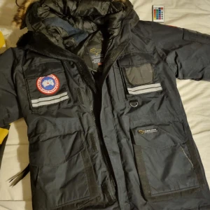 Canada goose - Skick 10-10 en kopia billigt pris finns bara meduim kvar xss är såld