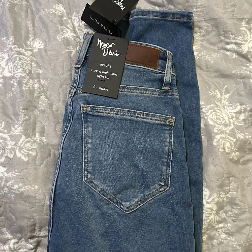 Ett par helt nya blåa jeans från bikbok i strl S sitter väldigt bra. Passar S-M. Prislappen kvar då dem endast är provade. . Jeans & Byxor.
