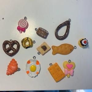 Berlocker - Säljer mina berlocker i mat tema i ett kitt pris kan diskuteras.😽