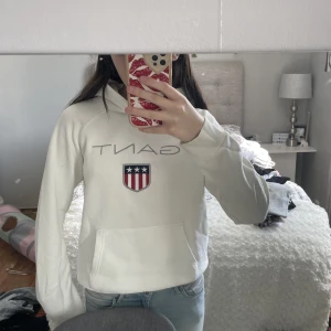 Gant hoodie  - Säljer en vit GANT hoodie. Strl 154-164