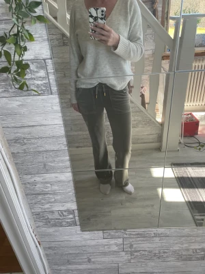 Juicy byxor xxs - Lägger ut dessa juicy byxor igen med nya bilder 💕 storlek är xxs, dom är som nya och tvättade 1 gång. Guld detaljer istället för silver 🫶 jag är 164cm och dom sitter perfekt på mig 💕 700kr köparen står för frakten. Köpt på deras hemsida 🌸