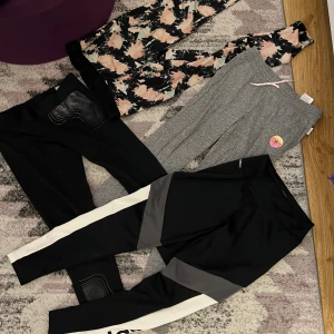 Säljer 4 idrotts byxor  - 4 oanvända adidas och convers byxor från Jordanien. Alla 4 för 445 kr. Bara en byxa kostar egentligen 400