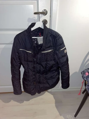 Moncler höstjacka - Moncler höstjacka. Gammal modell. Modell: oklart den e gammal. Nypris: 11 000kr Pris: 2500kr Skick: 8/10 (cartoonpatch e borta) Storlek: 2/M 